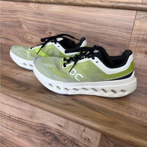 Women’s on cloud cloudsurfer shoes size us 6 barely worn